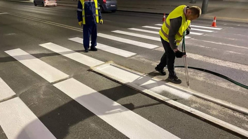 A început aplicarea marcajului rutier în preajma școlilor din capitală